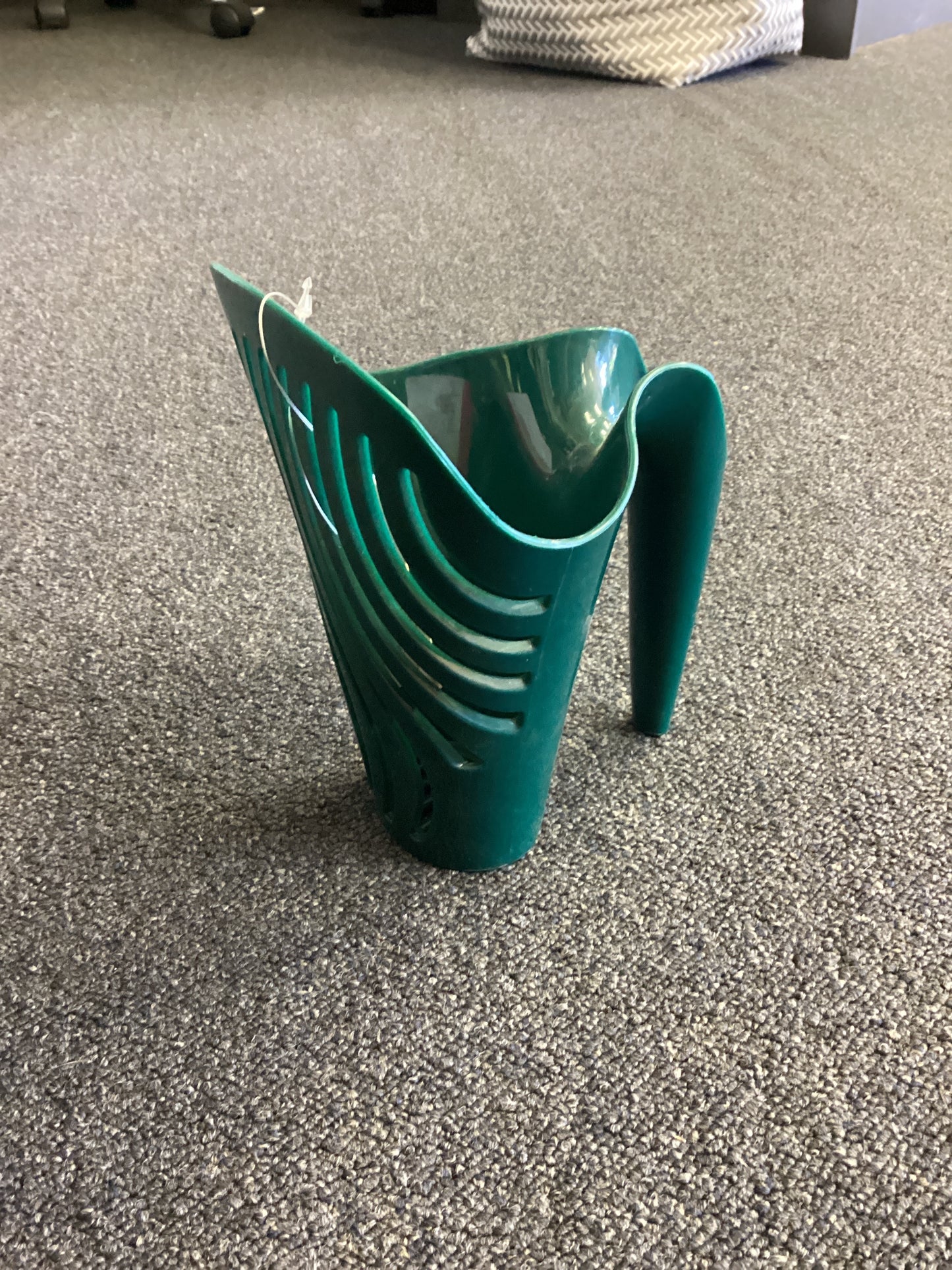 Upright Kitty Litter Scoop